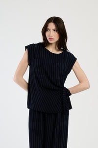 Set navy con top a maglia e pantaloni ampi, potenza e comfort.