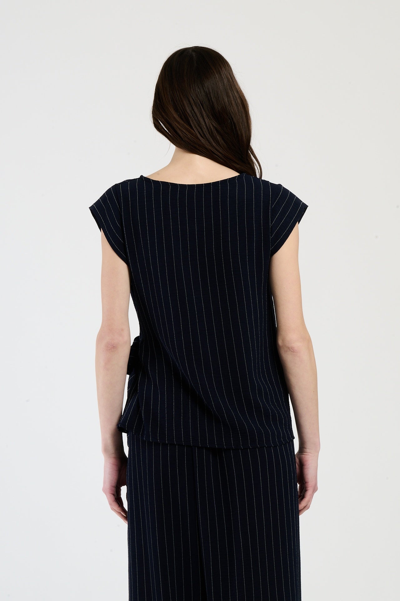 Set nero con top a maglia e pantaloni ampi, potenza e comfort.