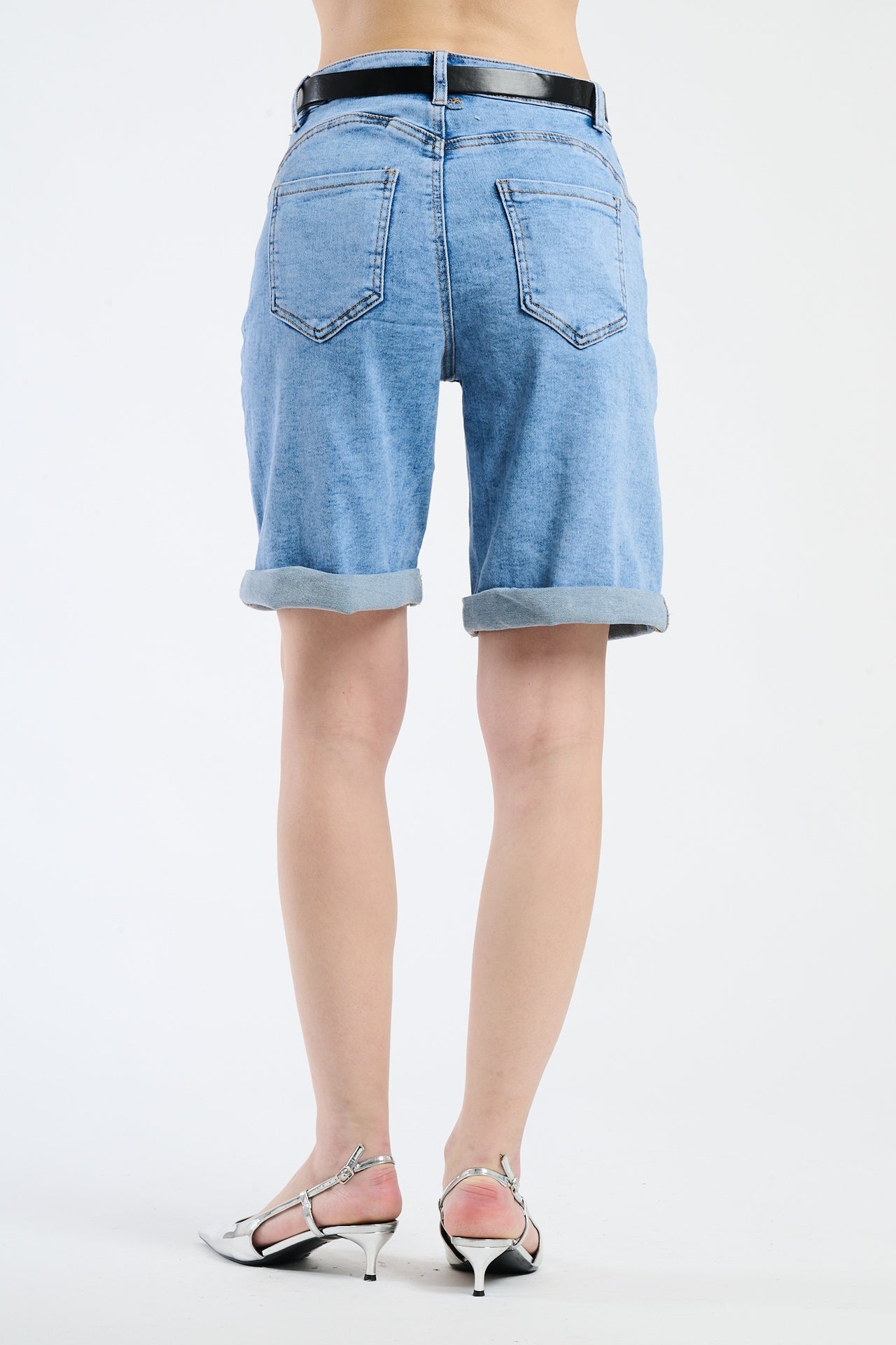 Shorts di denim a vita alta con lunghezza “Lungo”, ideali per abbinamenti versatili.