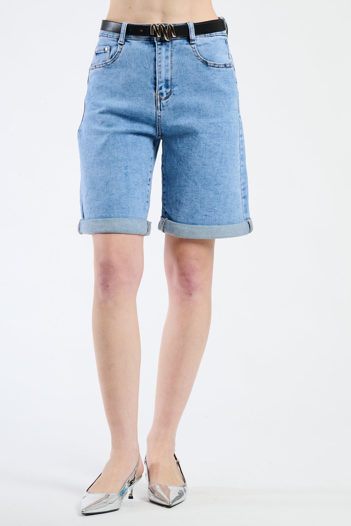 Shorts di jeans a vita alta, vestibilità regolare e chiusura a cerniera, perfetti per un look casual estivo.