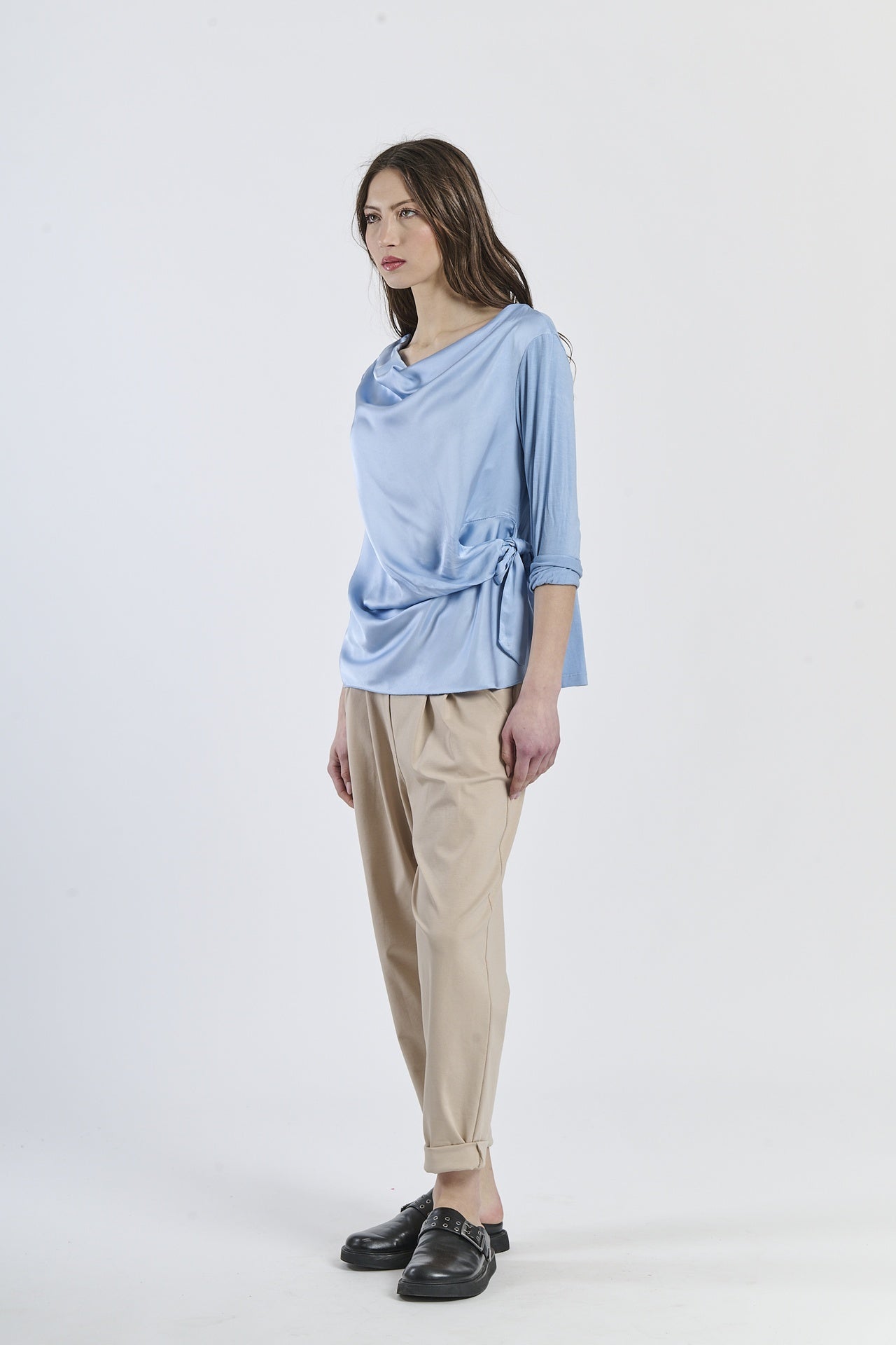 Top azzurro constile fluido e fascia laterale, design raffinato