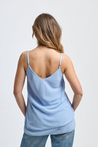 Top azzurro cropped condettagli semplici e raffinati