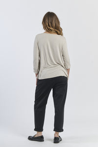 Top beige constile fluido e fascia laterale, design sobrio