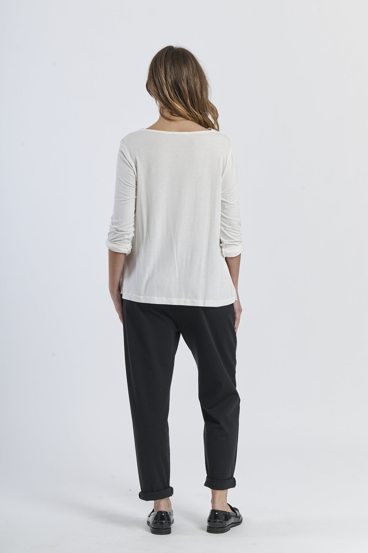 Top bianco constile fluido e fascia laterale, design lussuoso