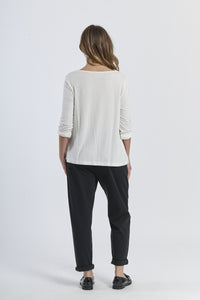 Top bianco constile fluido e fascia laterale, design lussuoso