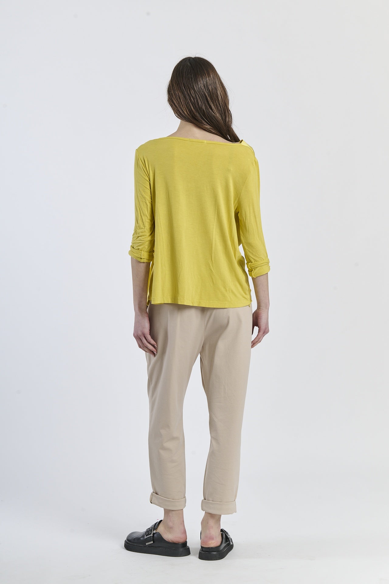 Top giallo constile fluido e fascia laterale, design energico