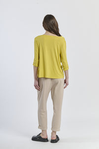 Top giallo constile fluido e fascia laterale, design energico