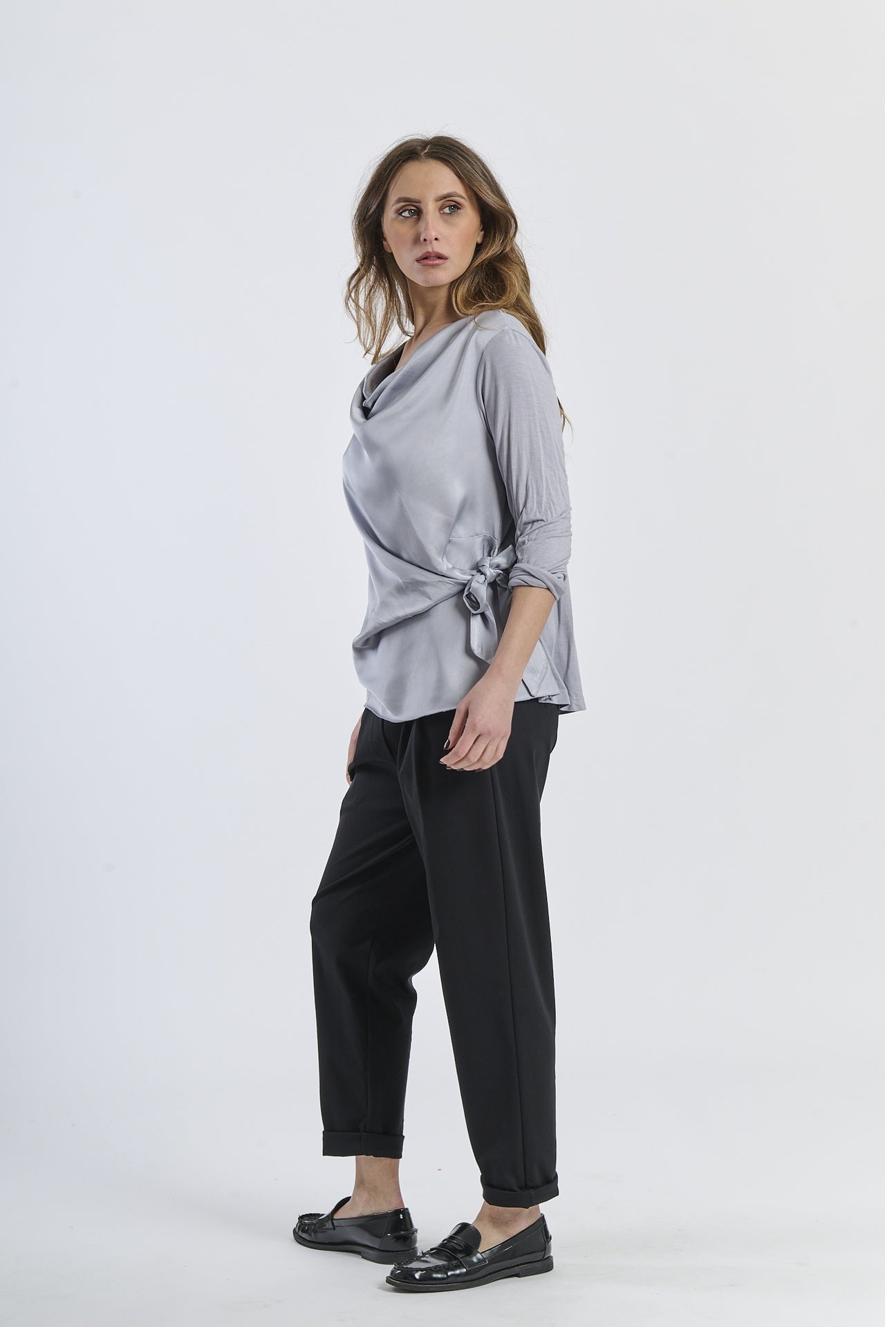 Top grigio chiaro constile fluido e fascia laterale, design sobrio