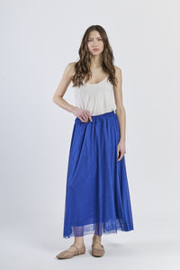 Top rosa e gonna bluette, combinazione fresca e trendy