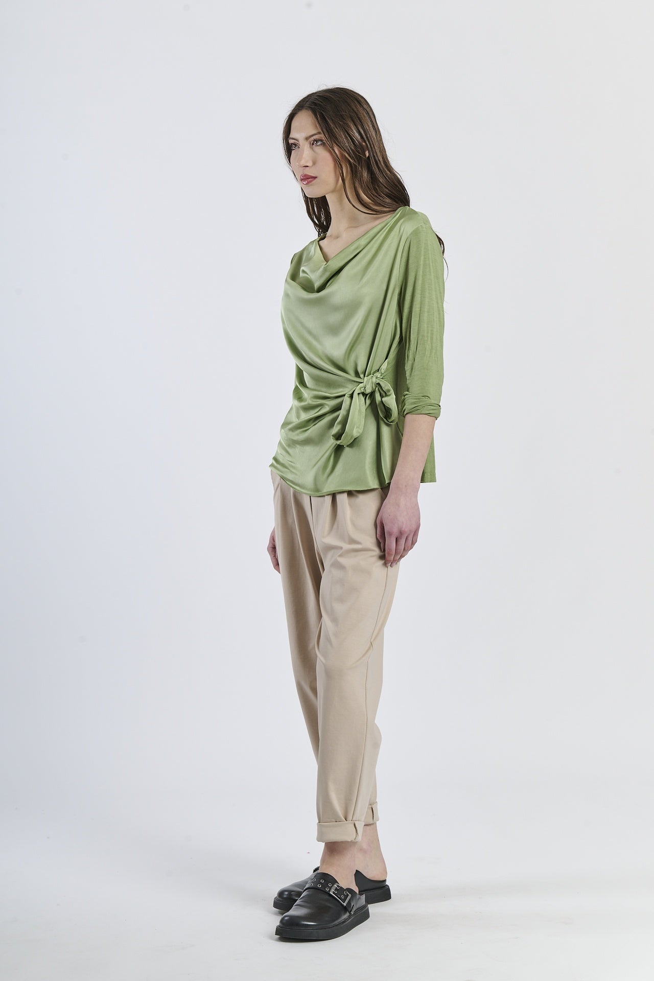 Top verde constile fluido e fascia laterale, design fresco