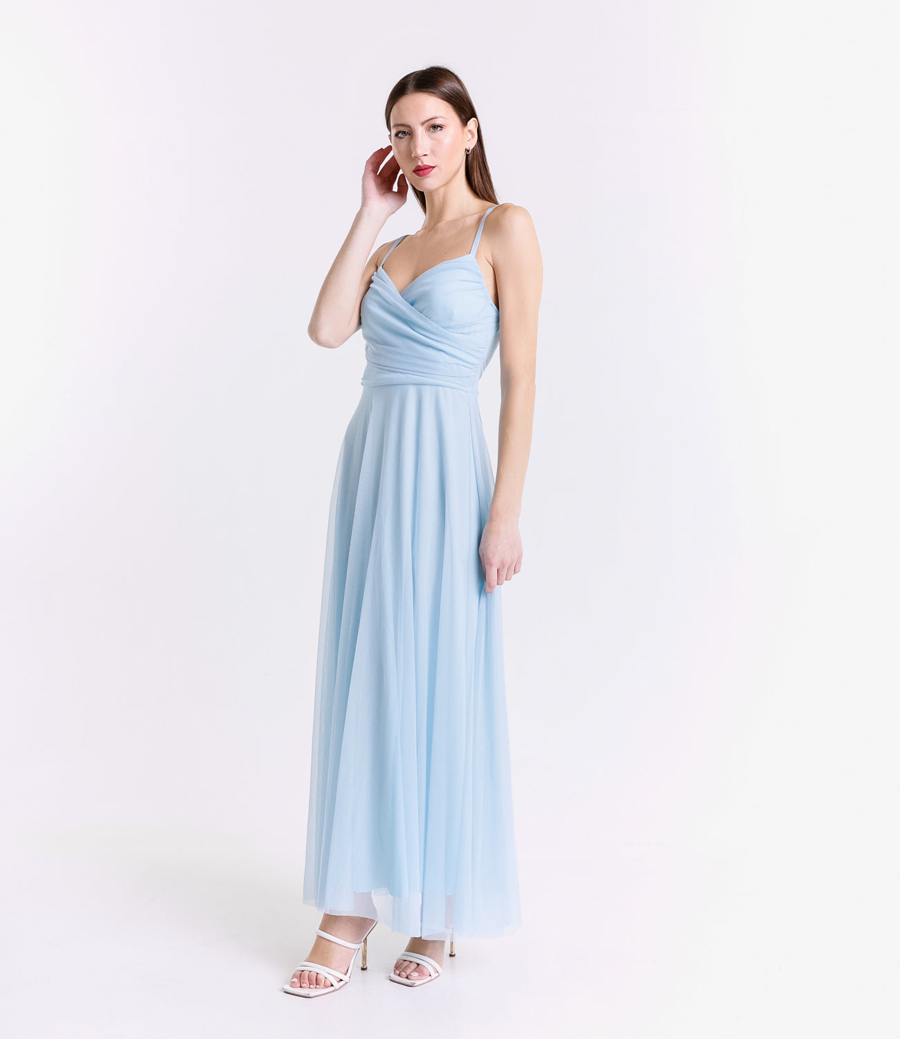 Tulle azzurro leggero, abito con decolleté, stile romantico