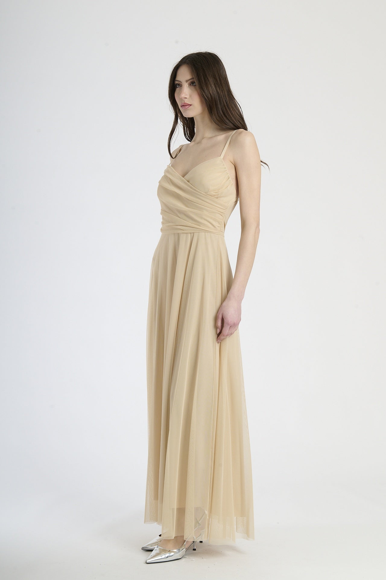 Tulle beige elegante, decolleté profondo, stile raffinato