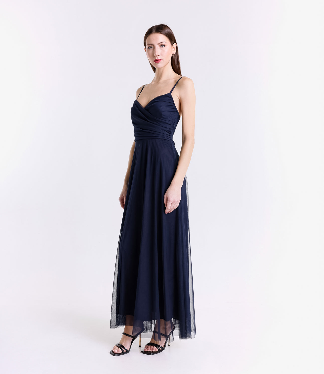 Tulle navy elegante, decolleté profondo, stile raffinato