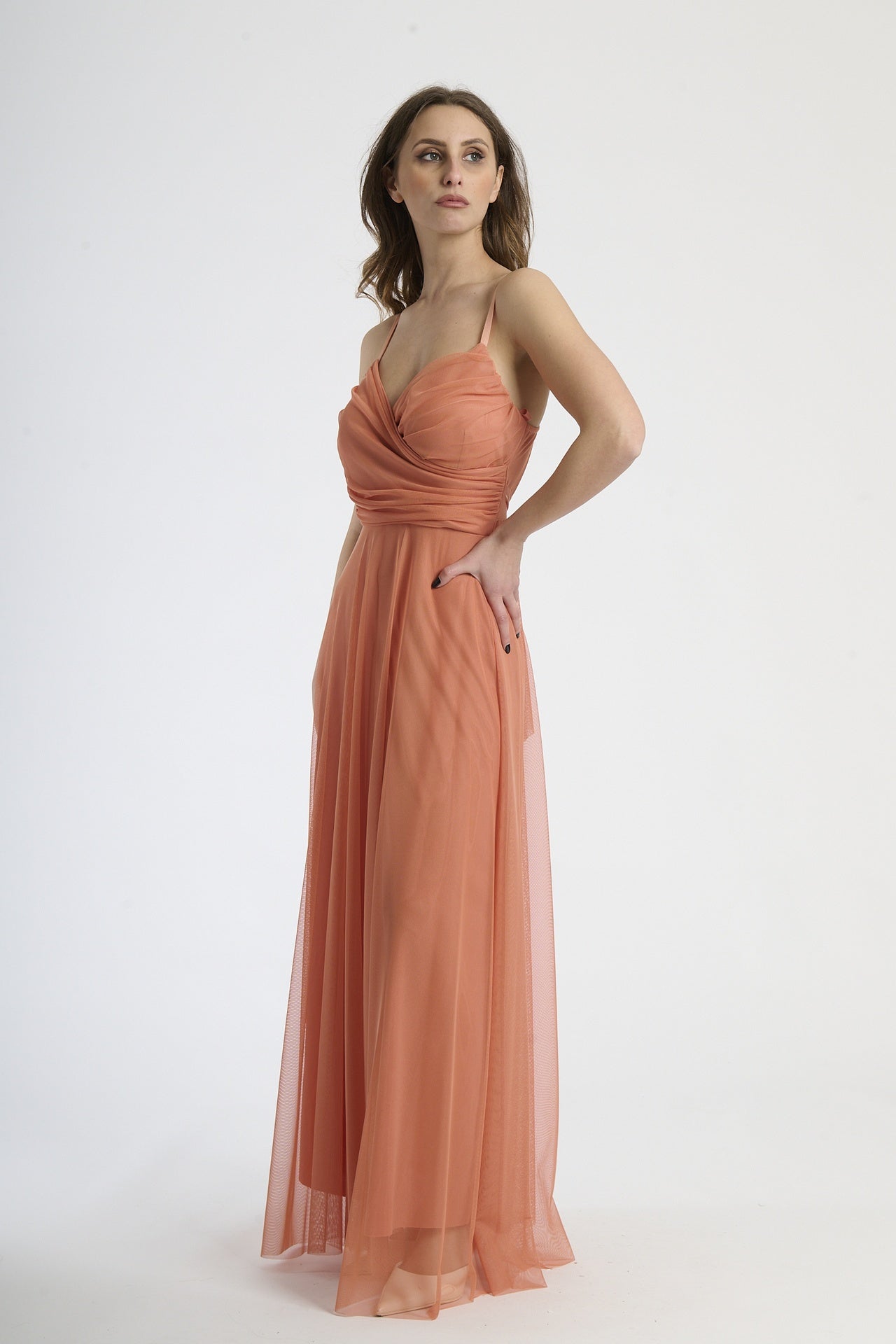 Tulle pesca dolce, decolleté delicato, stile romantico