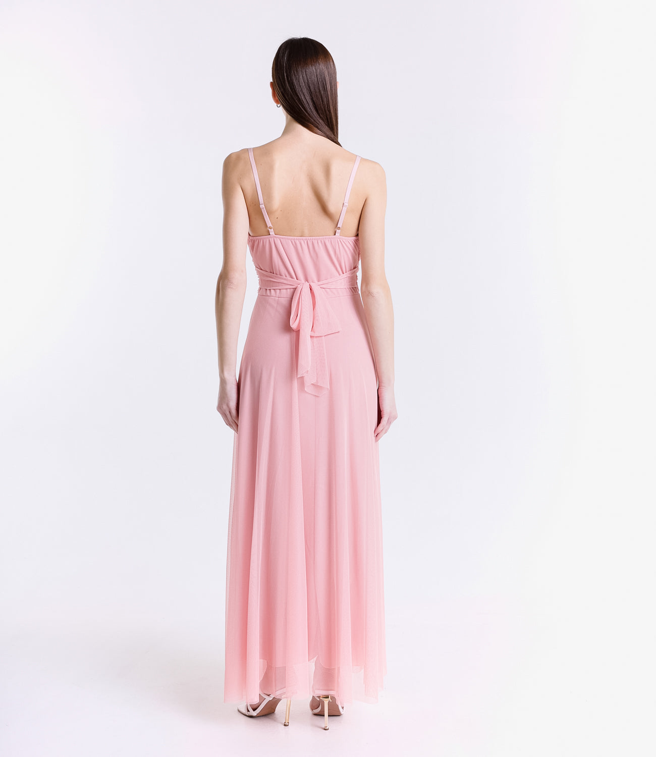 Tulle rosa romantico, decolleté dolce, stile femminile