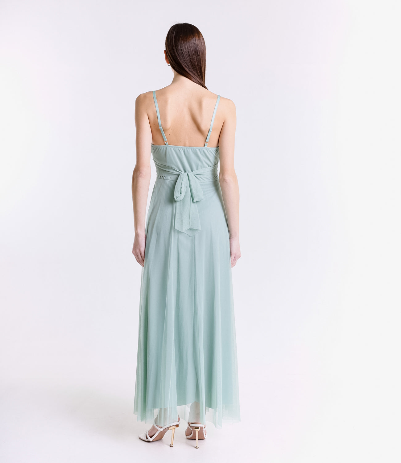 Tulle salvia raffinato, decolleté delicato, stile naturale