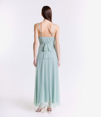 Tulle salvia raffinato, decolleté delicato, stile naturale