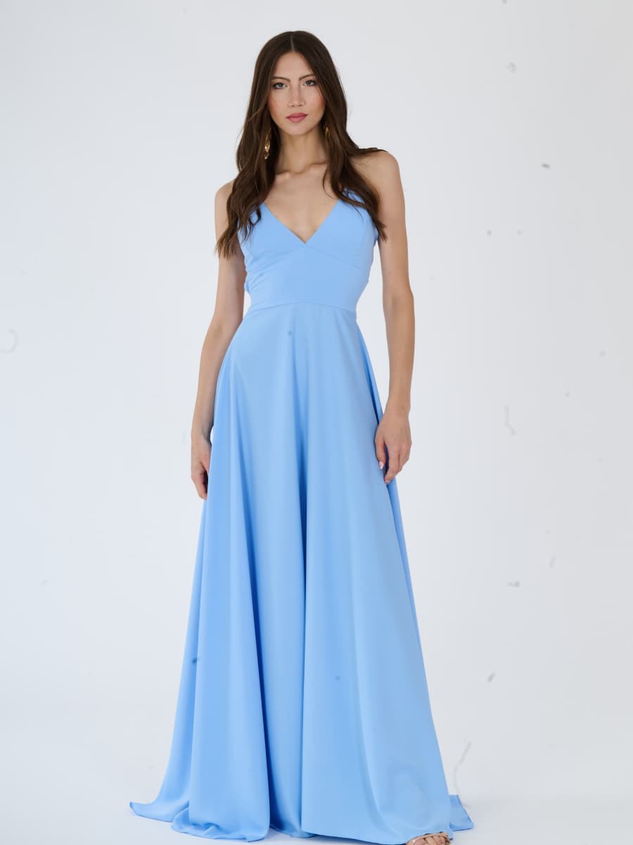 Un elegante abito lungo azzurro con scollo a V, perfetto per occasioni formali.