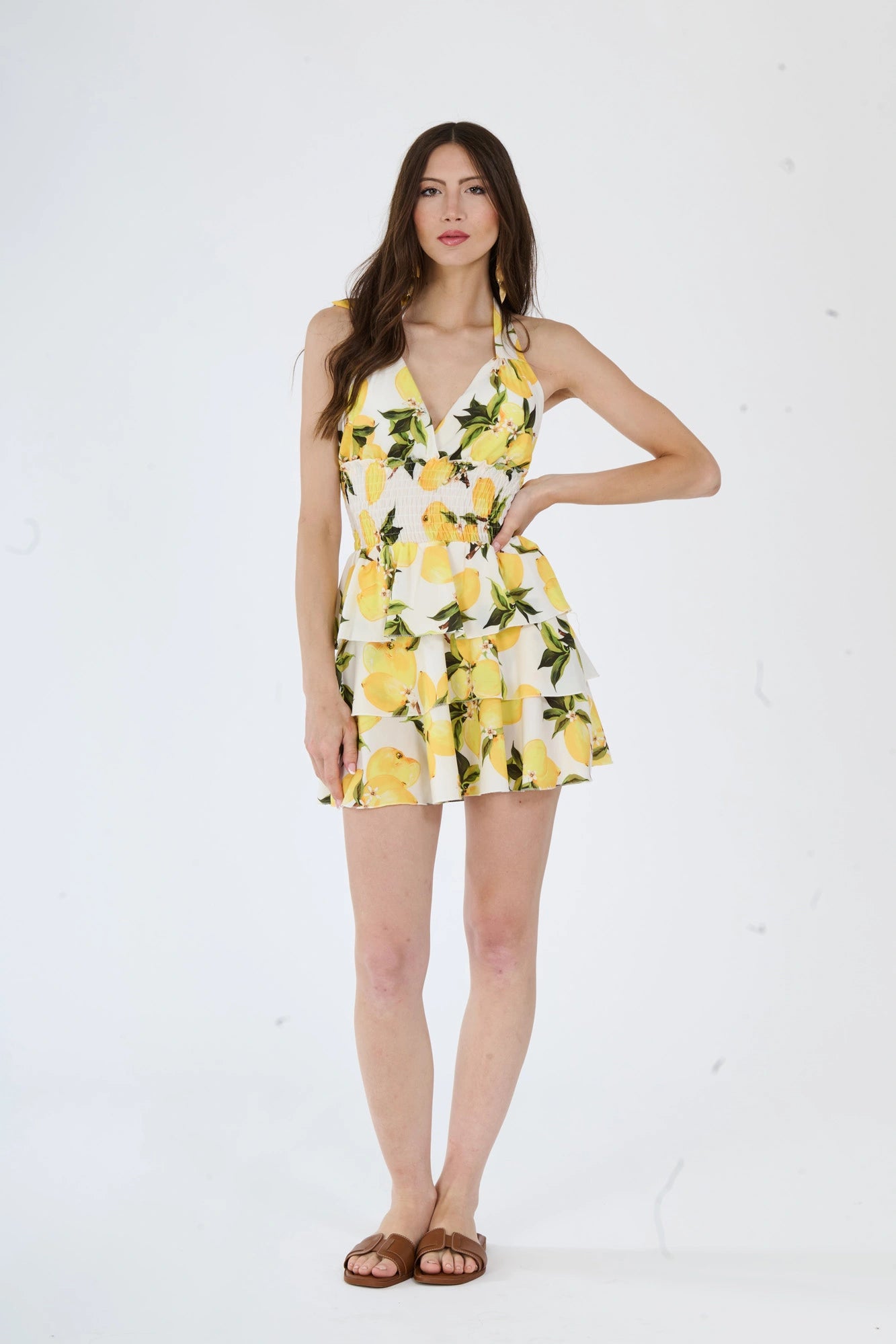 Un grazioso vestito giallo che trasmette allegria e vitalità.