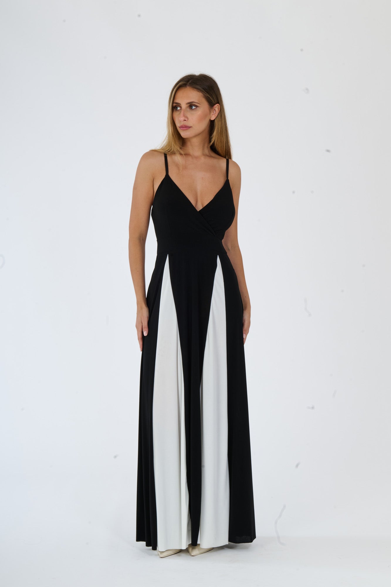 Un'immagine raffigurante un elegante vestito in tessuto di alta qualità, con un design moderno e sofisticato.