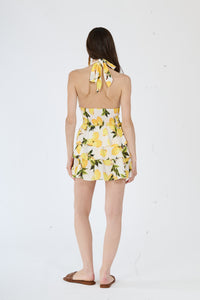 Un vestito giallo di moda con un look moderno.