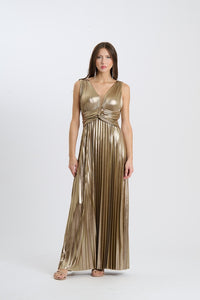 Una donna indossa un abito da sera lungo senza maniche di colore oro con plissé e scollatura a V, su sfondo chiaro.
