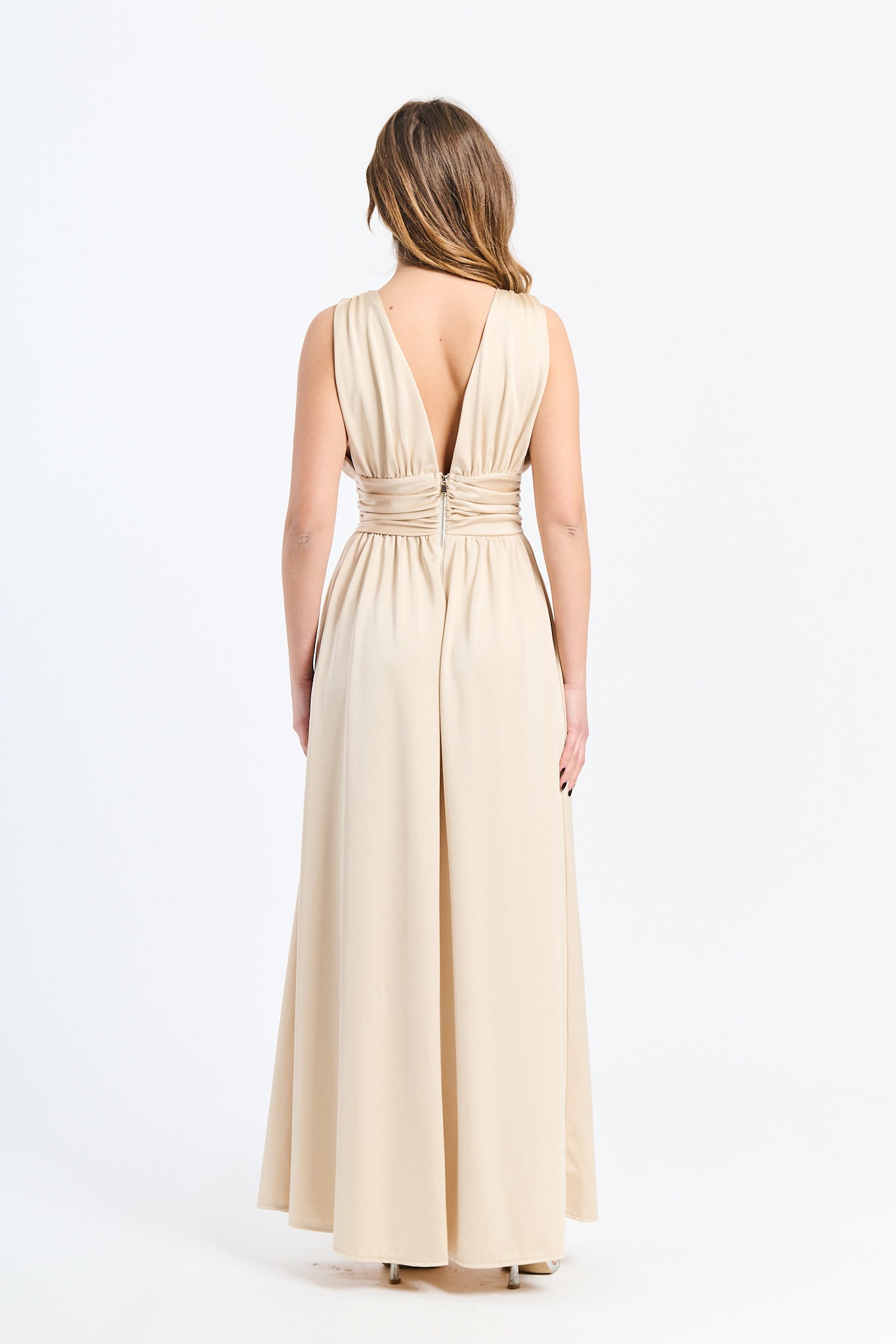 Vestito Beige con silhouette avvolgente e scollo a V, ideale per eventi formali e serate sobrie.