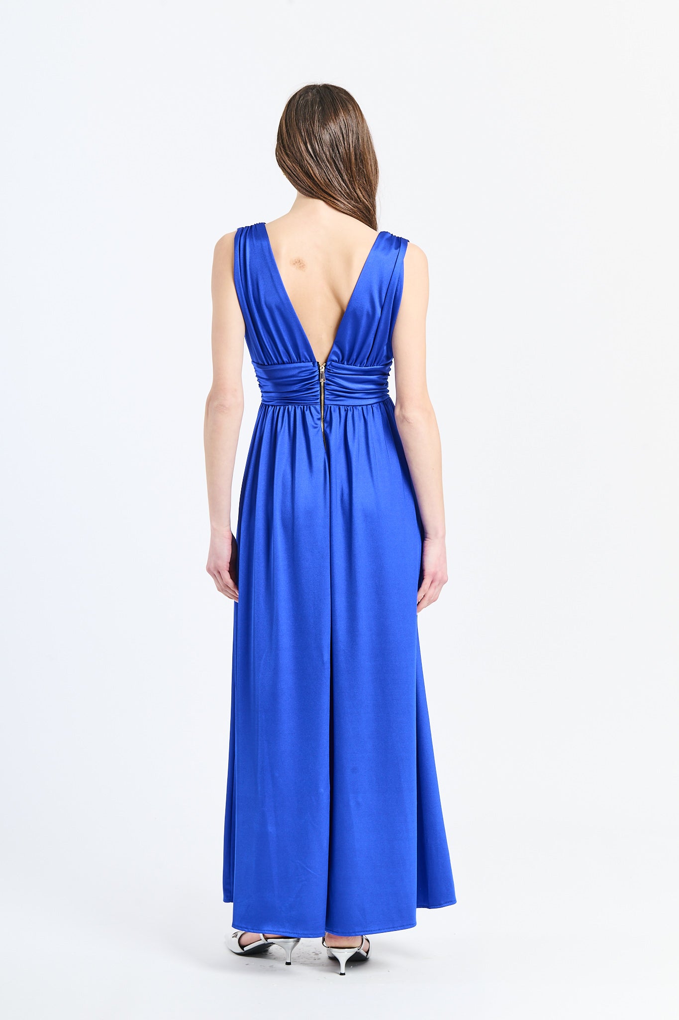 Vestito Bluette con silhouette avvolgente e scollo a V, ideale per eventi formali e serate romantiche.