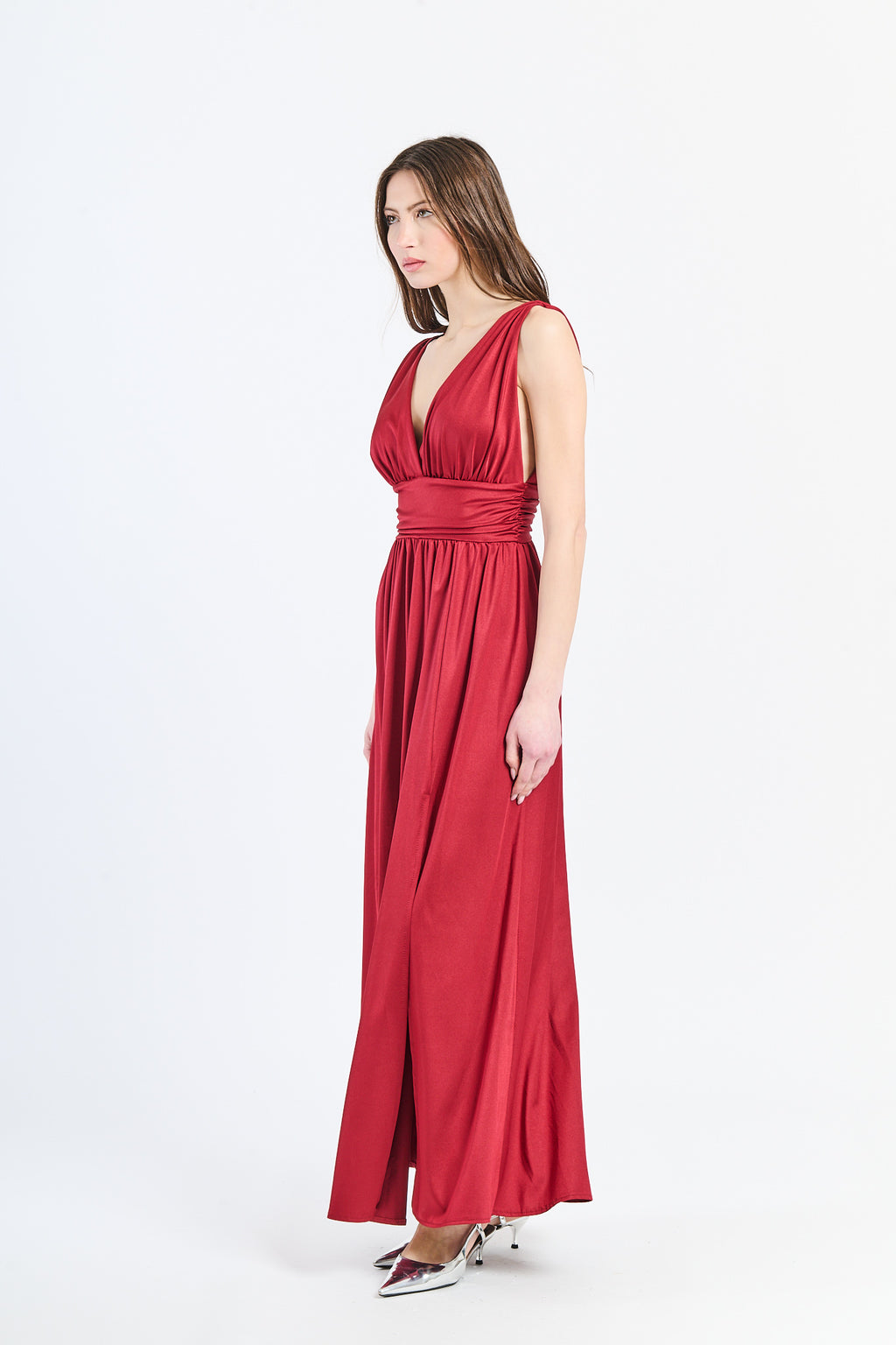 Vestito Bordo con silhouette aderente e scollo a V, ideale per eventi formali e serate romantiche.
