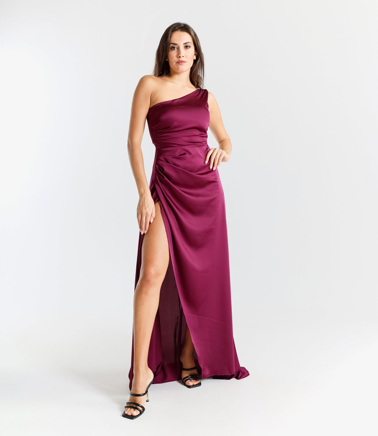 Vestito Bordo con taglio monospalla e gonna fluida, ideale per eventi formali e serate romantiche.