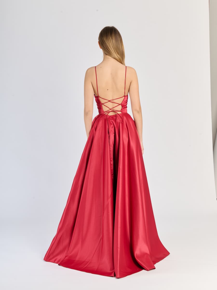 Vestito Bordo elegante con gonna ampia e dettagli di raso lucido