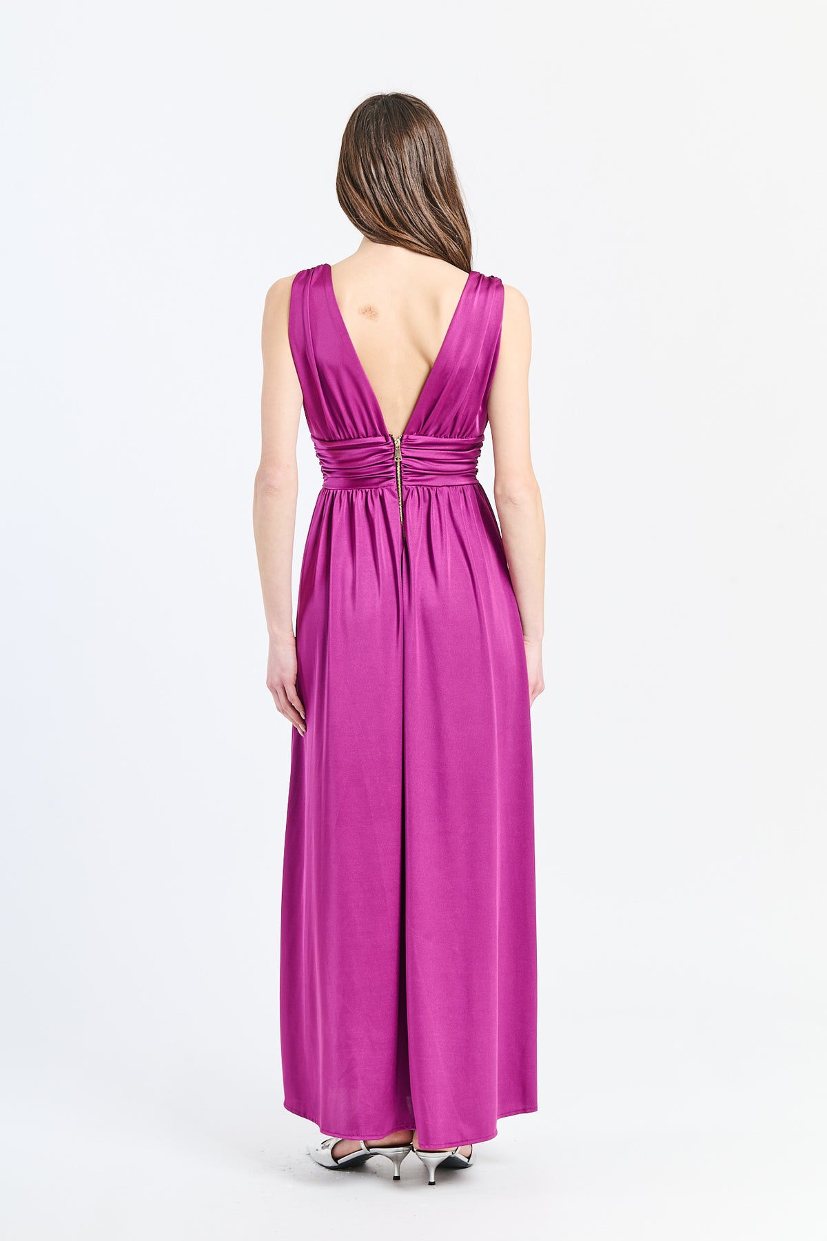 Vestito Ciliegio con silhouette avvolgente e scollo a V, ideale per eventi formali e serate romantiche