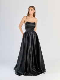 Vestito Nero elegante con gonna ampia e dettagli di raso lucido