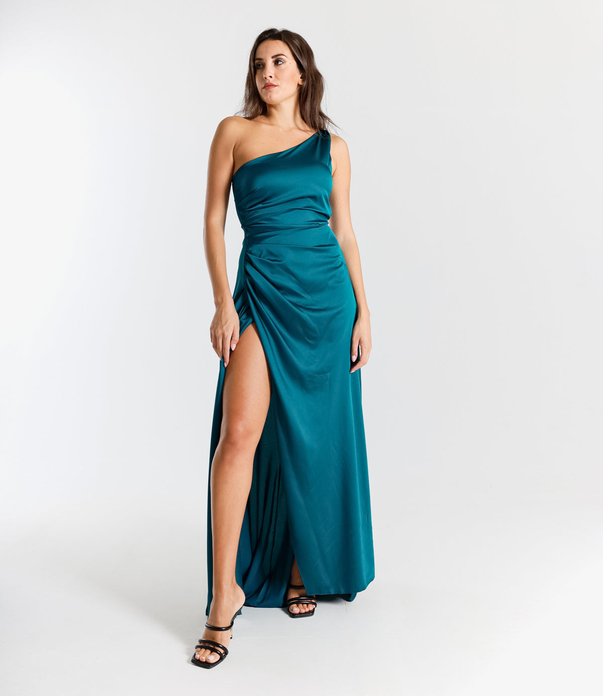 Vestito Ottanio con taglio monospalla e gonna dritta, ideale per eventi all’aperto e serate estive.