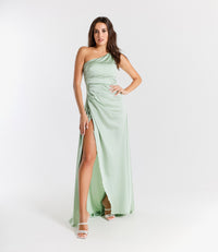 Vestito Salvia con taglio monospalla e gonna fluida, ideale per eventi all’aperto e serate estive.