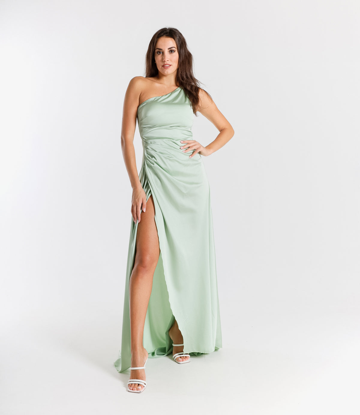 Vestito Salvia con taglio monospalla e gonna fluida, ideale per eventi all’aperto e serate estive.
