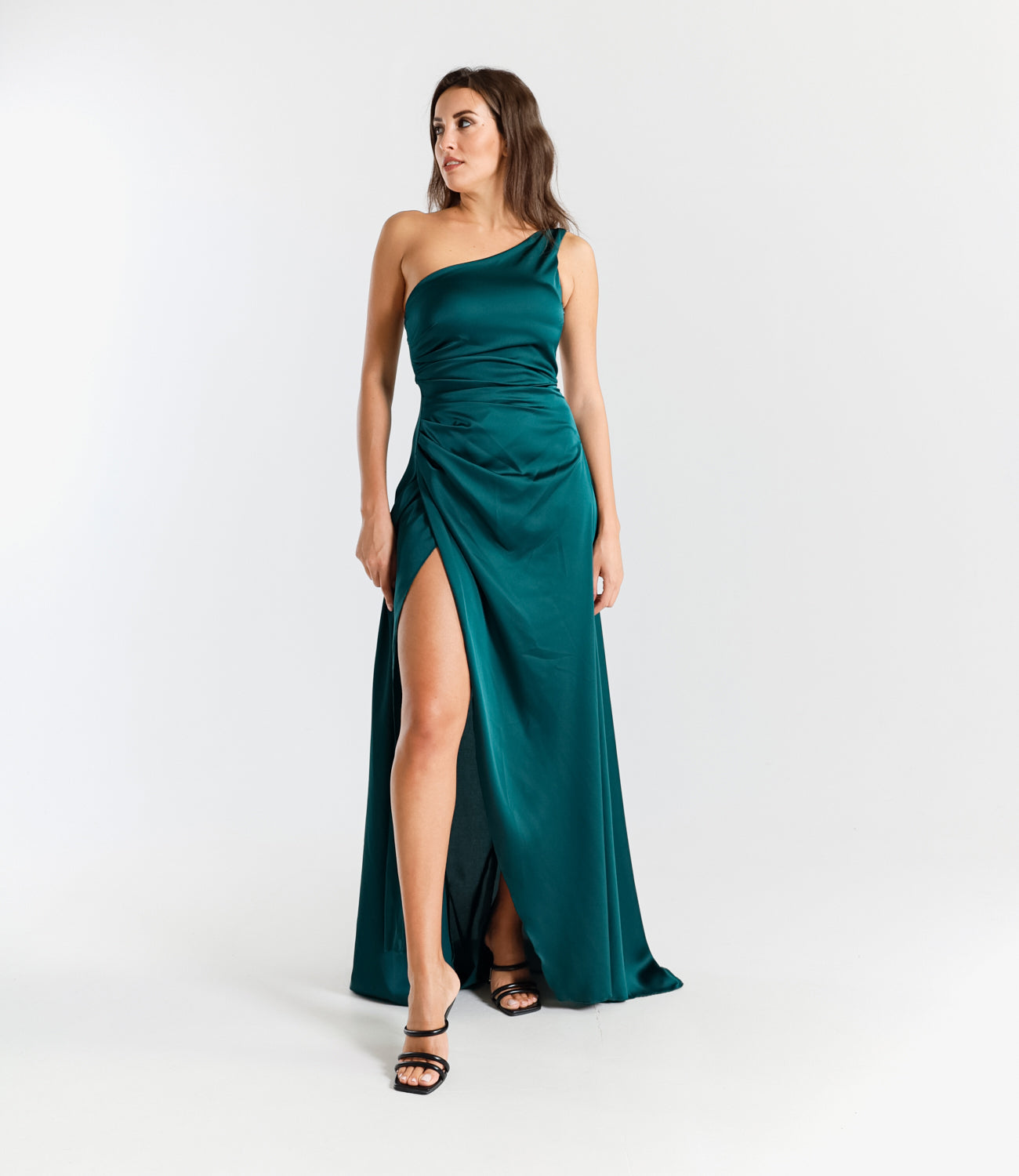 Vestito Verde.S con taglio monospalla e gonna fluida, ideale per eventi formali e serate all’aperto.