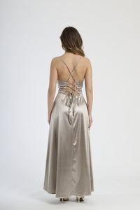 Vestito accattivante TABACCO in raso, taglio maxi con spalline sottili, ideale per eventi speciali.