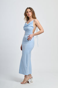 Vestito azzuro a corpo con dettagli in raso, dando un tocco di lusso.