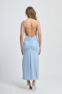 Vestito azzuro a scollatura a V e maniche a piumino, per un look sexy e moderno.