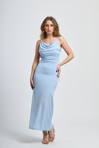 Vestito azzuro lungo, con maniche lunghe e collo a torta, elegante e sofisticato.