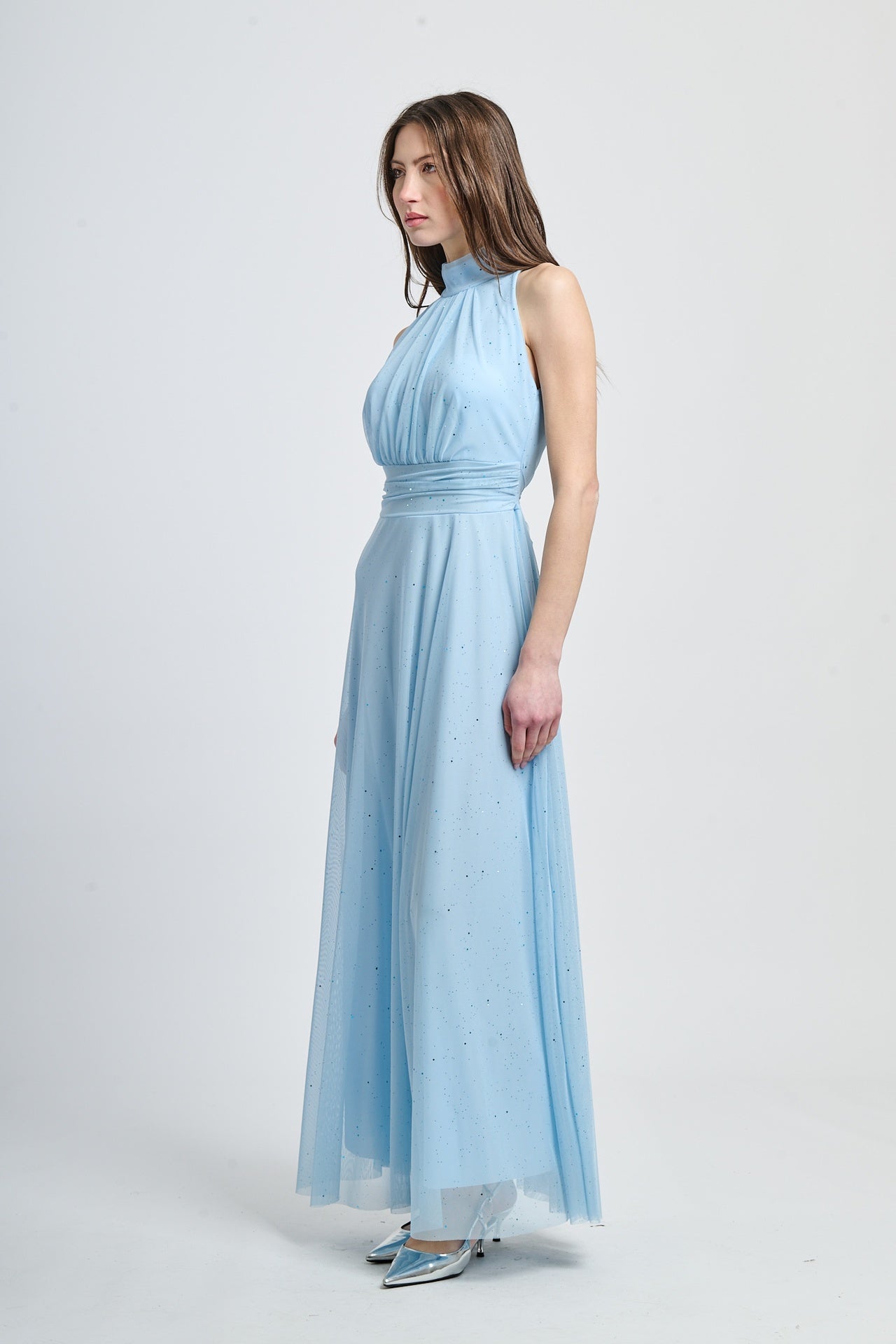 Vestito azzurro con puzzo e dettagli in nastro, perfetto per cerimonie.