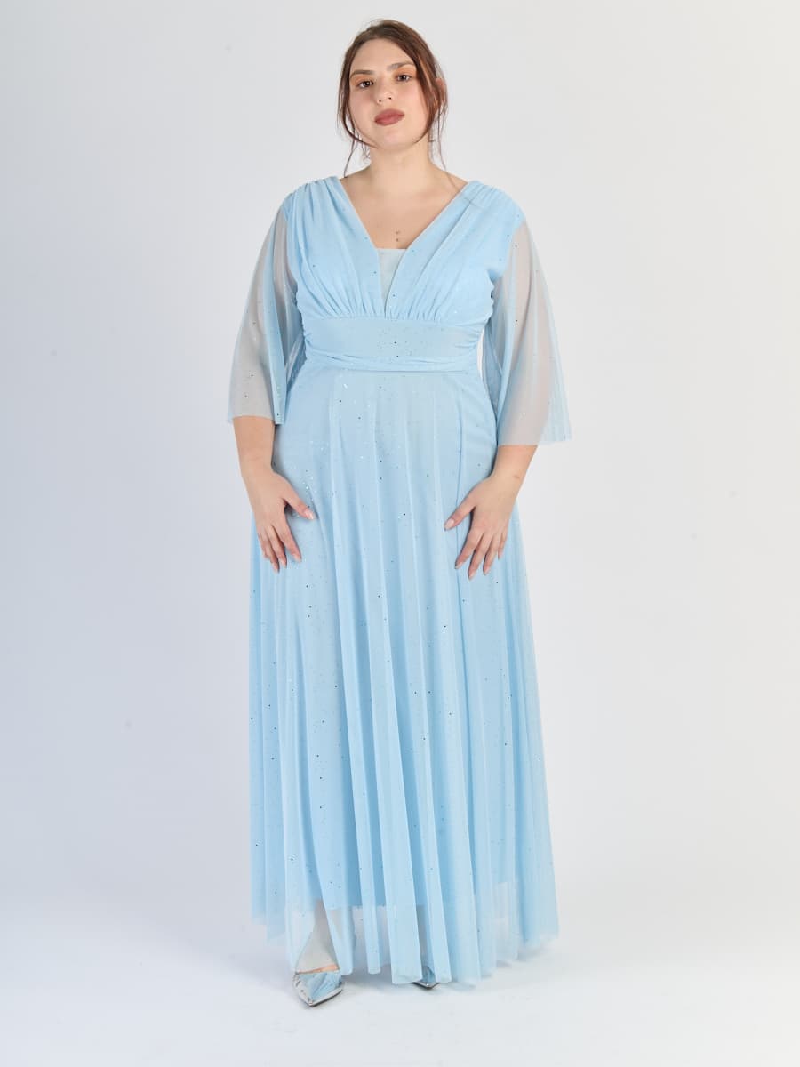 Vestito azzurro fluido in tulle, con fascia sulla vita e maniche semi - trasparenti, da sogno per eventi speciali.