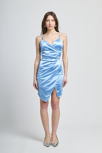 Vestito azzurro lucido, ruches decorativa, apertura laterale, stile elegante