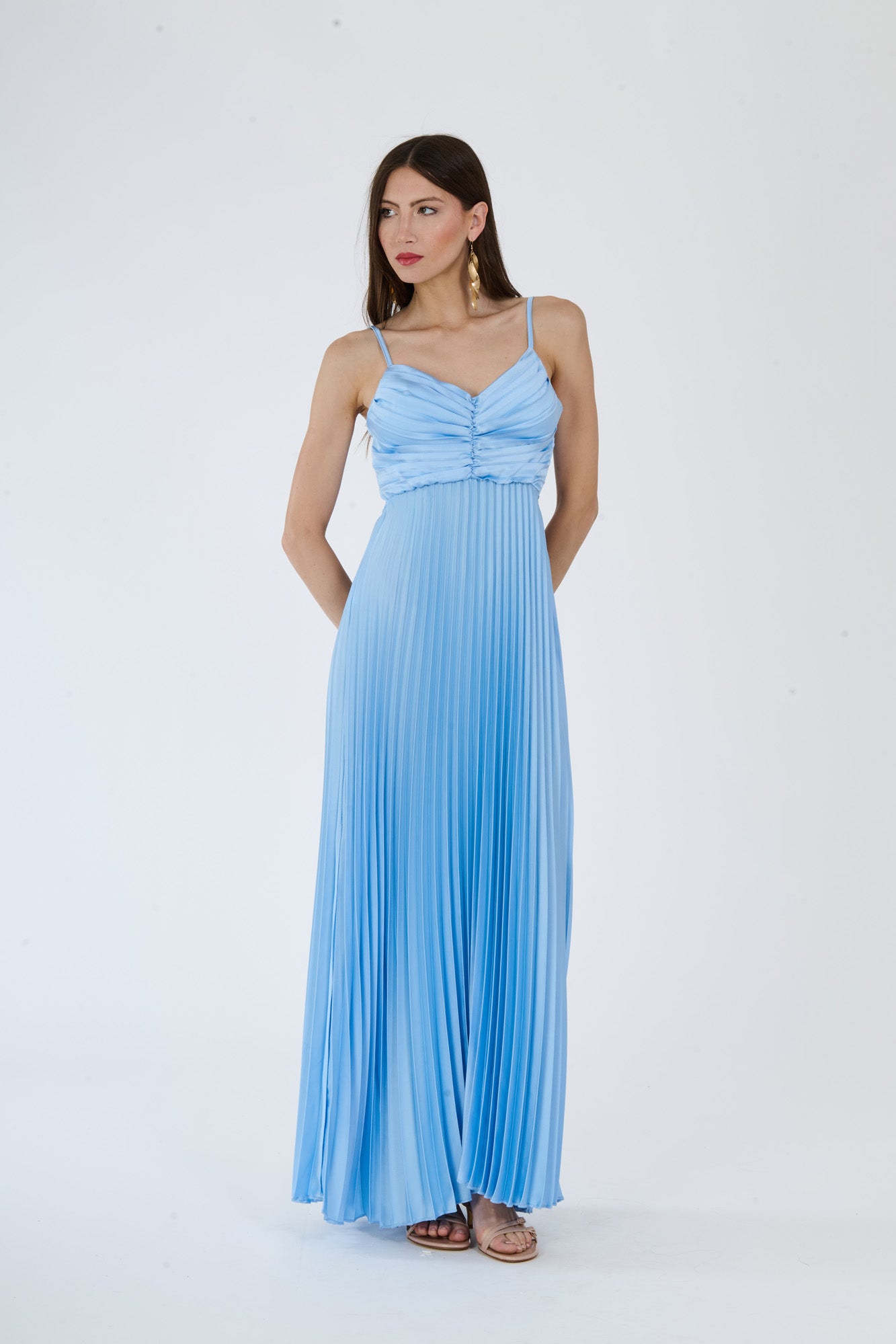 Vestito azzurro plissé con silhouette avvolgente e gonna fluida, ideale per eventi formali e serate estive.