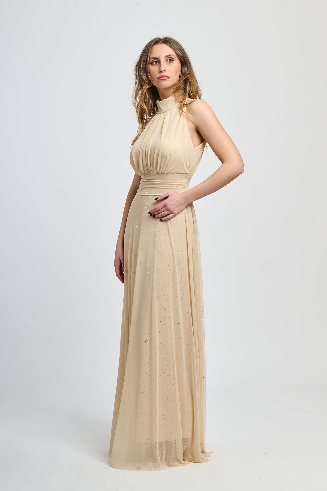 Vestito beige con puzzo e frange laterali, aspetto delicato per eventi.