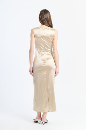 Vestito beige elegante con drappeggi delicati sul busto e tessuto liscio