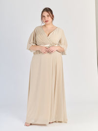 Vestito beige fluido, ideale per cerimonie, silhouette graziosa