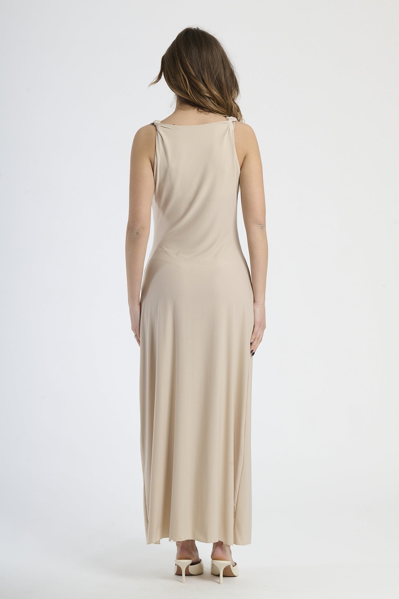 Vestito beige in tessuto jersey, taglio aderente e senza maniche, adatto a cerimonie.
