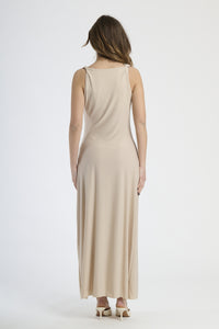 Vestito beige in tessuto jersey, taglio aderente e senza maniche, adatto a cerimonie.